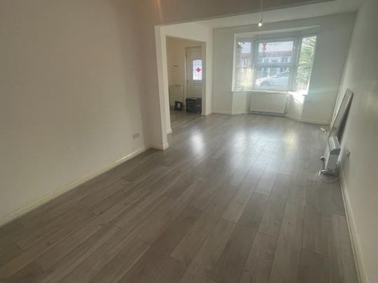 4 bedroom end of terrace house to rent - Photo 1