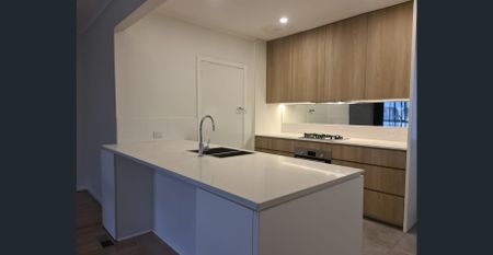 Magnificently renovated 3 bedroom residence in prime location. - Photo 5