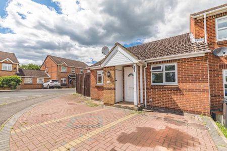 3 bed semi-detached bungalow to rent in Trewarden Avenue, Iver Heath, SL0 - Photo 2