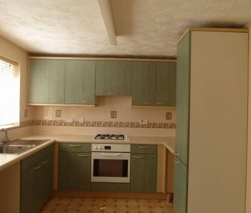 2 bedroom end of terrace house to rent - Photo 2