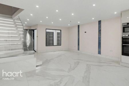 5 bedroom detached house to rent - Photo 2