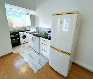 112B Oatlands Drive, WeybridgeProperty for lettings - Seymours - Photo 2