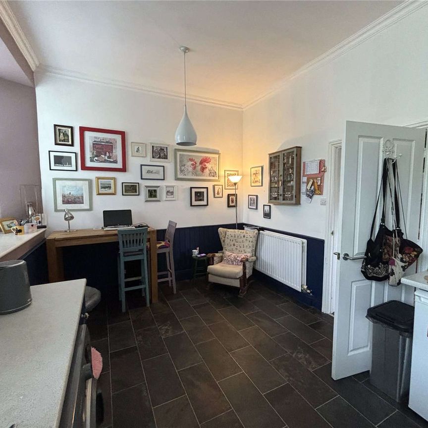 A delightful semi-detached country cottage offering three bedrooms, private courtyard parking, a well-maintained garden, and garage space. - Photo 1