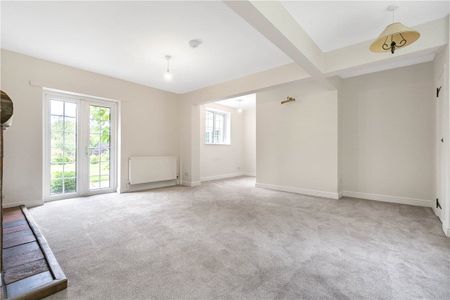 A substantial detached 7 bedroom cottage situated within the Village of Over Tabley - Photo 4