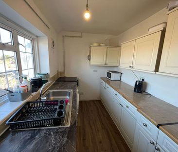 1st Floor 2 Bedroom , 2 Bathroom flat available immediately UB2 5SX... - Photo 6