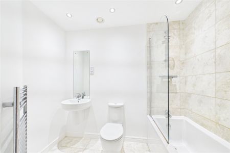 2 bedroom Flat in Wallis Square, Farnborough - Photo 5