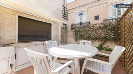 Rooms for rent in 4-bedroom apartment in Ciutat Vella - Photo 4