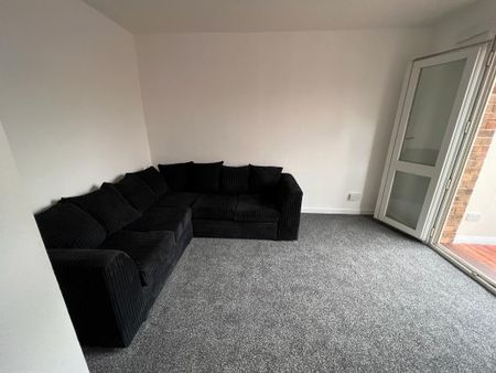 4 bedroom semi-detached house to rent - Photo 5
