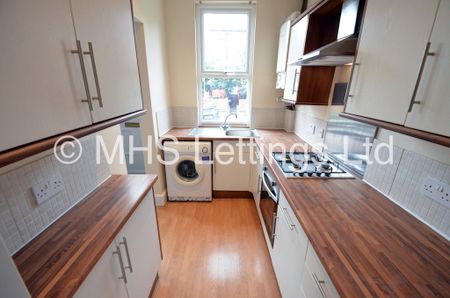 1 Bedroom Mid Terraced House for rent in Woodside Avenue - Photo 2