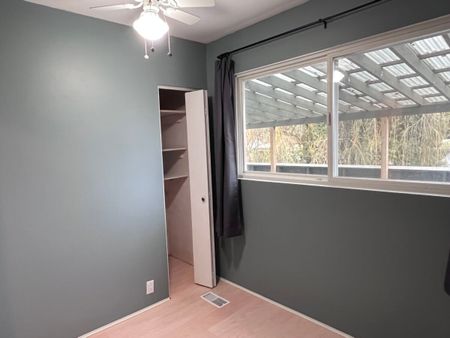 Great Pet Friendly Home in Surrey with Large Yard! - Photo 5