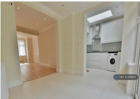 6 bedroom semi-detached house to rent - Photo 3