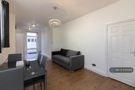 2 bedroom flat to rent - Photo 2