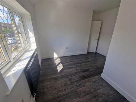 4 bedroom end of terrace house to rent - Photo 4