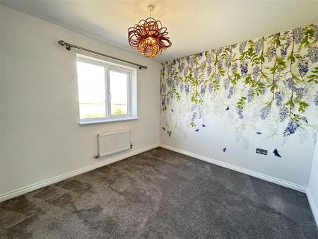 4 bedroom detached house to rent - Photo 2