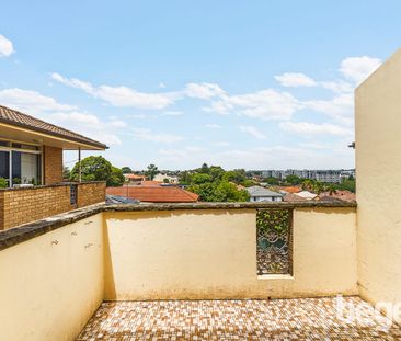 IMMACULATE WITH SUNNY LEAFY OUTLOOK IN CONVENIENT SETTING CLOSE TO ... - Photo 3