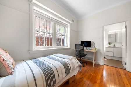 Ground floor opportunity: available partially furnished or unfurnished - Photo 5