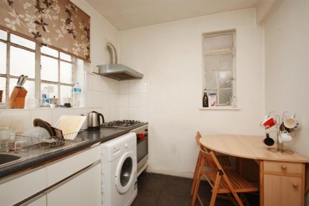 1 bedroom in a house share to rent - Photo 2