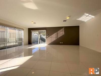 Large Family Home Close to Schools, Shops & Transport - Photo 2