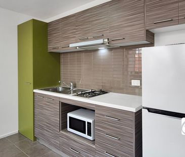 Furnished Studio Apartment – Prime North Melbourne Location - Photo 3