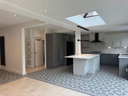 5 Bed Semi-Detached House, Walmington Fold, N12 - Photo 5