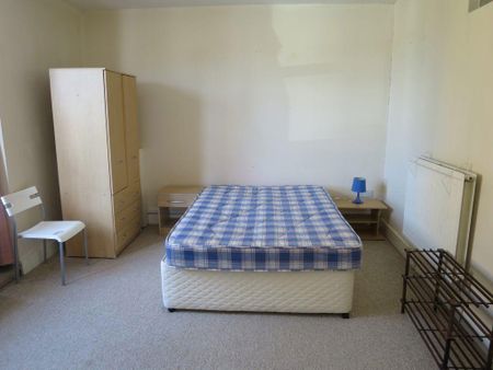 3 bedroom flat to rent - Photo 3