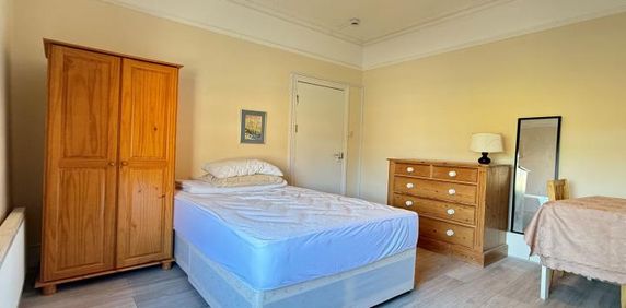 Double bedsit Located close to Hornsey Station and to Crouch End Broadway - Photo 2