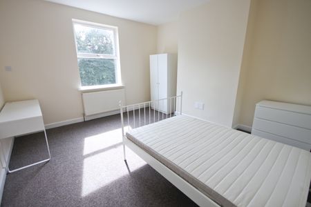 3 Bed Flat, Elm Av, NG3 - Photo 2