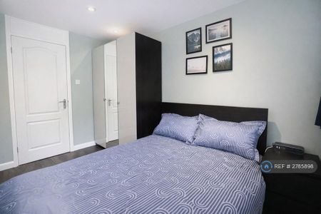 3 bedroom flat to rent - Photo 5