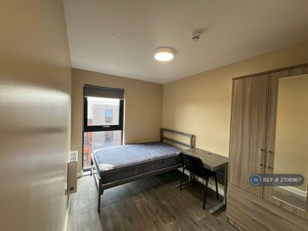 1 bedroom in a flat share to rent - Photo 3