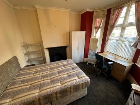 4 bedroom terraced house to rent - Photo 4