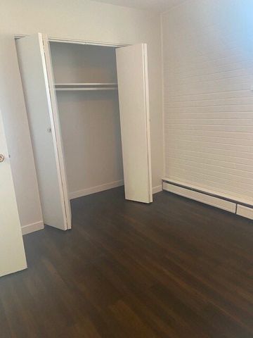 1 BDRM/1 BATH - 813 IDYLWYLD DR N - Available Now *DECEMBER RENT SPECIAL!* - Photo 2