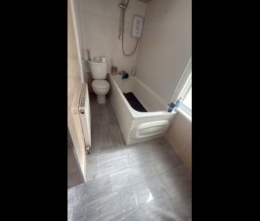 Room in a Shared House, Spurling Road, SE22 - Photo 3