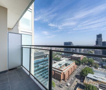 Cosmopolitan Studio with Stunning City Views - Photo 6