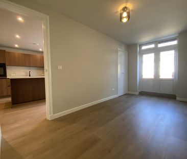 VOLLEDIG GERENOVEERDE 3-KAMER (2 slaapkamers) PARTERRE WONING - Photo 2