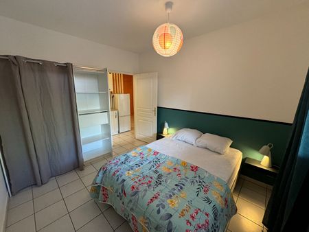 A LOUER - Sainte-Clotilde - Appartement T2 meublé et équipé avec jardin privatif proche université et clinique - Photo 5