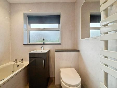 3 bedroom detached bungalow to rent - Photo 3