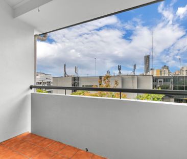 Light-Filled Inner-City Living on Boundary Street - Photo 5