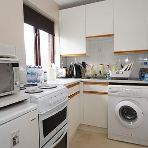 Oriental Road, Woking - Photo 3