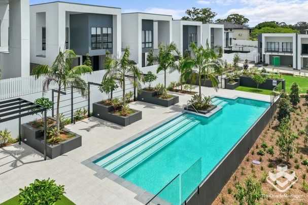 Luxury 4 Bedrooms Townhouse - Photo 1