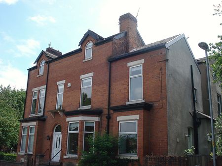 8 Bedroom Student House Tatton Grove Withington Manchester M20 4BP £105.00 pppw Rented till 30th June 2021. - Photo 2