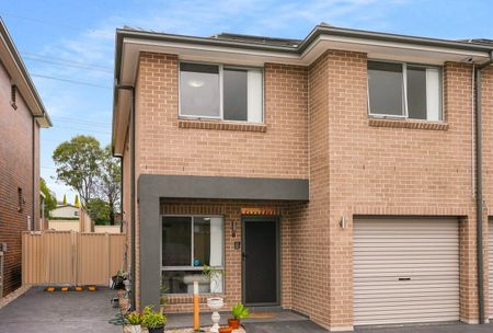 MODERN FOUR BEDROOM TOWNHOUSE IN GREAT LOCATION! - Photo 4