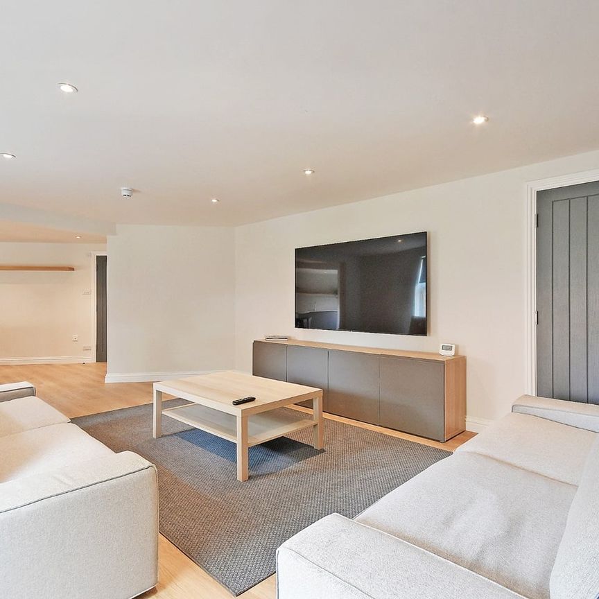 6 Bed Flat, Egerton Street, S1 - Photo 1