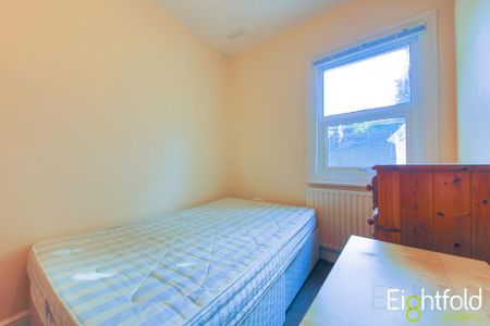 3 bedroom flat to rent - Photo 4