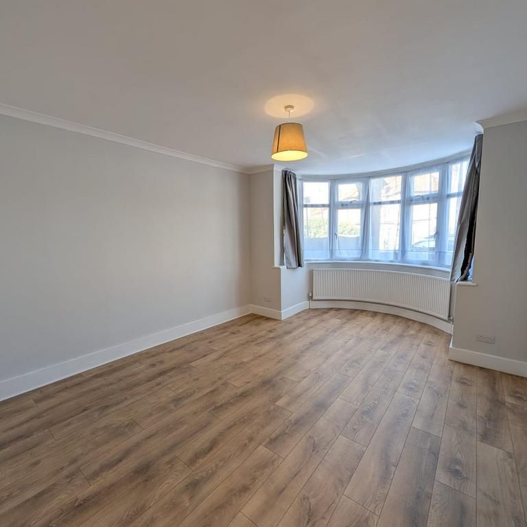 4 bedroom flat to rent - Photo 1