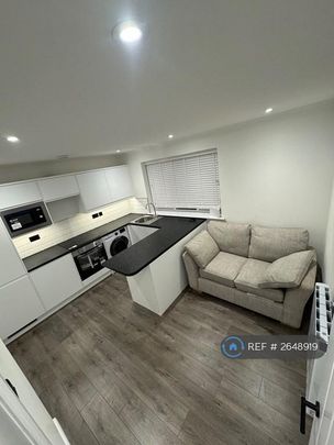 1 bedroom in a flat share to rent - Photo 1