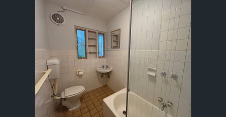 Freshly painted studio apartment with exceptional value for money! - Photo 5