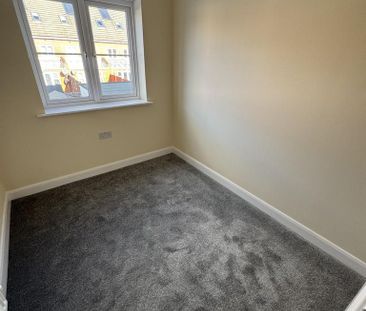 4 bedroom semi-detached house to rent - Photo 4