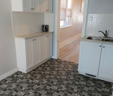 1561 MONTAGUE 4 BEDROOMS - Photo 2