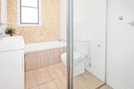 Beautifully presented 2 Bed + Study Townhouse in Prime Toongabbie location - Photo 5