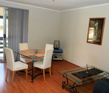 Charming Two Bedroom Apartment - Photo 2